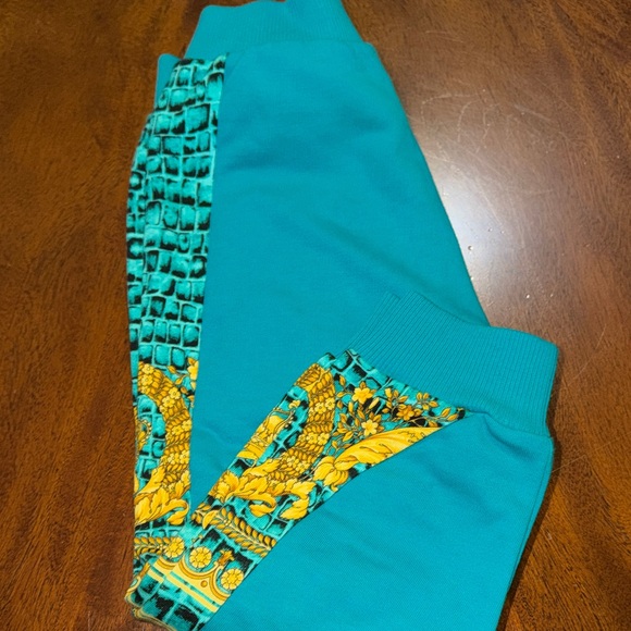 Versace - Picture 2 of 3